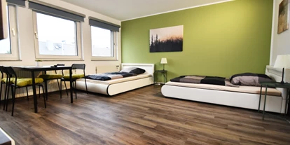 Monteurwohnung - Zimmertyp: Doppelzimmer - PLZ 40629 (Deutschland) - Wohn-/Schlafzimmer, HomeRent Unterkunft in Solingen - HomeRent in Solingen