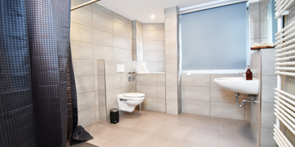 Monteurwohnung - Badezimmer: eigenes Bad - Solingen Ratingen - Badezimmer, HomeRent Unterkunft in Solingen - HomeRent in Solingen
