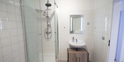Monteurwohnung - Kühlschrank - Oering - Badezimmer, HomeRent Unterkunft in Seth - HomeRent in Seth