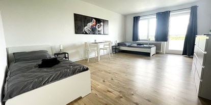 Monteurwohnung - Balkon - PLZ 24536 (Deutschland) - Schlafzimmer, HomeRent Unterkunft in Trappenkamp - HomeRent in Trappenkamp