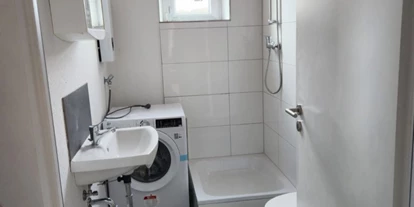 Monteurwohnung - Kühlschrank - PLZ 52070 (Deutschland) - Badezimmer, HomeRent Unterkunft in Stolberg - HomeRent in Stolberg