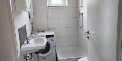 Monteurwohnung - Badezimmer: eigenes Bad - PLZ 52531 (Deutschland) - Badezimmer, HomeRent Unterkunft in Stolberg - HomeRent in Stolberg