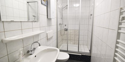 Monteurwohnung - Zimmertyp: Doppelzimmer - Rösrath Stümpen - Badezimmer, HomeRent Unterkunft in Troisdorf - HomeRent in Troisdorf