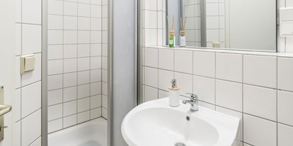 Monteurwohnung - Einzelbetten - PLZ 65222 (Deutschland) - Badezimmer, HomeRent Unterkunft in Wiesbaden - HomeRent in Wiesbaden 