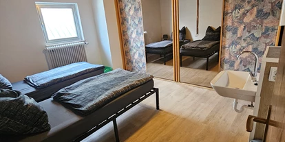Monteurwohnung - Zimmertyp: Doppelzimmer - Bad Steben - Schlafzimmer Wohnung 3 - Gästehaus Weißes Lamm Monteurzimmer