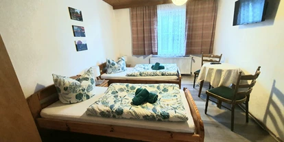 Monteurwohnung - Badezimmer: Gemeinschaftsbad - Geroldsgrün - Schlafzimmer Wohnung 2 - Gästehaus Weißes Lamm Monteurzimmer