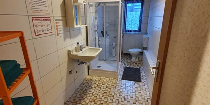 Monteurwohnung - Waschmaschine - Presseck - Badezimmer Wohnung 2 - Gästehaus Weißes Lamm Monteurzimmer