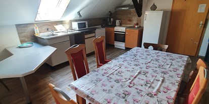 Monteurwohnung - TV - Probstzella - Küche Dachwohnung - Gästehaus Weißes Lamm Monteurzimmer