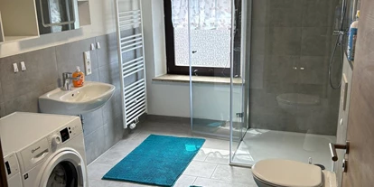 Monteurwohnung - Wassertrüdingen - Neues Bad mit Dusche, neue Waschmaschine und neuer Trockner  - SGS Arberg
