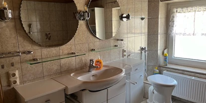 Monteurwohnung - Zimmertyp: Mehrbettzimmer - PLZ 91717 (Deutschland) - Zweites Bad mit Dusche und Badewanne  - SGS Arberg