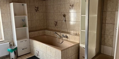 Monteurwohnung - Zimmertyp: Einzelzimmer - PLZ 91717 (Deutschland) - Zweites Bad mit Dusche und Badewanne  - SGS Arberg