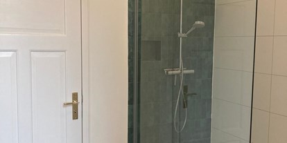 Monteurwohnung - Badezimmer: eigenes Bad - Pattensen - Bad mit Walk-In Dusche - Hangout Hannover