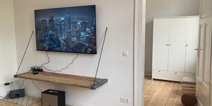 Monteurwohnung - Balkon - PLZ 30938 (Deutschland) - Wohnzimmer mit SmartTV (65 Zoll) - Hangout Hannover