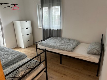 Monteurwohnung - Einzelbetten - Eggenstein-Leopoldshafen - Zimmer Hinterhaus - Monteur-Wohnungen KA