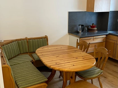 Monteurwohnung - Zimmertyp: Mehrbettzimmer - PLZ 76646 (Deutschland) - Küche und Sitzgelegenheit Hinterhaus - Monteur-Wohnungen KA
