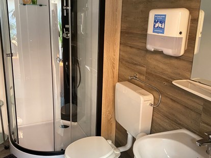 Monteurwohnung - Badezimmer: eigenes Bad - PLZ 31135 (Deutschland) - Dusche
 - Haus mit großer Terrasse