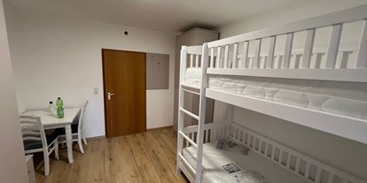 Monteurwohnung - Kühlschrank - Holzkirchen (Landkreis Würzburg) - Doppelzimmer mit Etagenbett - Gemütliche Monteurzimmer in Unterdürrbach