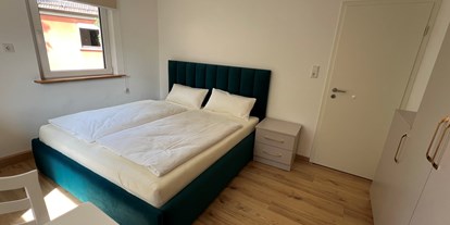 Monteurwohnung - Kühlschrank - Holzkirchen (Landkreis Würzburg) - Doppelzimmer mit Doppelbett - Gemütliche Monteurzimmer in Unterdürrbach