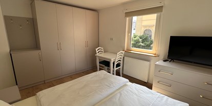 Monteurwohnung - TV - PLZ 97268 (Deutschland) - Doppelzimmer mit Doppelbett - Gemütliche Monteurzimmer in Unterdürrbach