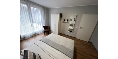 Monteurwohnung - Badezimmer: eigenes Bad - Calden - Schlafzimmer 1 - Stillvolle Apartments am Park-Schönfeld