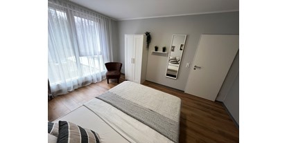 Monteurwohnung - Badezimmer: eigenes Bad - PLZ 34587 (Deutschland) - Schlafzimmer 1 - Stillvolle Apartments am Park-Schönfeld, inkl. WLAN 