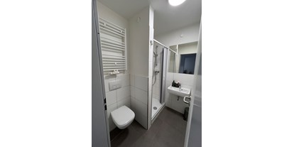 Monteurwohnung - Badezimmer: Gemeinschaftsbad - Helsa - Bad - Stillvolle Apartments am Park-Schönfeld, inkl. WLAN 