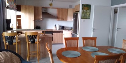 Monteurwohnung - Kühlschrank - Masowien - Wohnzimmer mit Küche - Monteurzimmer Domotel TM LUX