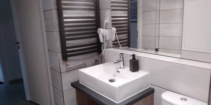 Monteurwohnung - Kühlschrank - Lodsch - Badezimmer 2 - Monteurzimmer Domotel TM LUX