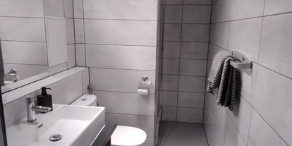 Monteurwohnung - Bettwäsche: Bettwäsche inklusive - Polen - Badezimmer 2 mit Dusche - Monteurzimmer Domotel TM LUX