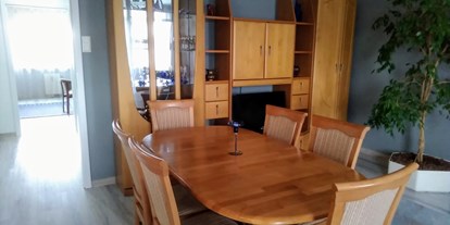 Monteurwohnung - Küche: eigene Küche - Lodsch - Tisch im Wohzimmer - Monteurzimmer Domotel TM LUX