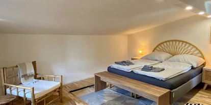 Monteurwohnung - Bettwäsche: Bettwäsche inklusive - Niederpuchheim - Zimmer 1 - Bäckerhaus - Großzügige Wohnung mit Pool und Garten