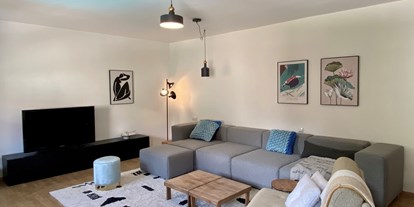 Monteurwohnung - Zimmertyp: Doppelzimmer - Schmitzberg (Pennewang) - Wohnzimmer 1 - Bäckerhaus - Großzügige Wohnung mit Pool und Garten