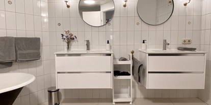 Monteurwohnung - Zimmertyp: Doppelzimmer - Einwarting - Bad 1 mit Badewanne und Dusche - Bäckerhaus - Großzügige Wohnung mit Pool und Garten