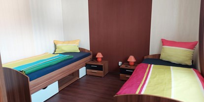 Monteurwohnung - Zimmertyp: Doppelzimmer - PLZ 36266 (Deutschland) - DZ mit Dusche und WC auf dem Zimmer mit Einzelbetten - Pension NentersHaus