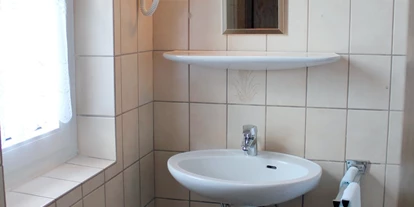Monteurwohnung - Kühlschrank - PLZ 36269 (Deutschland) - Tageslicht Bad mit Dusche und WC. Fön und Handtücher inklusive. - Pension NentersHaus
