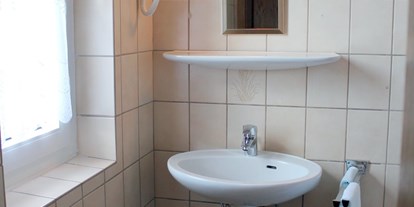 Monteurwohnung - Kühlschrank - Cornberg - Tageslicht Bad mit Dusche und WC. Fön und Handtücher inklusive. - Pension NentersHaus
