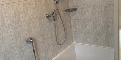 Monteurwohnung - Bettwäsche: keine Bettwäsche - PLZ 86159 (Deutschland) - Badewanne mit separater Dusche  - Klein Venedig 