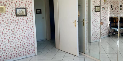 Monteurwohnung - Bettwäsche: keine Bettwäsche - PLZ 86159 (Deutschland) - Schlafzimmer mit Großem Spiegelschrank - Klein Venedig 