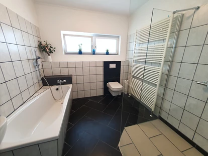 Monteurwohnung - Badezimmer: eigenes Bad - Sachsen - Badezimmer - Gemütliche Unterkunft 90m² mit 6 Einzelbetten 