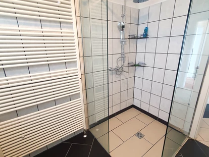 Monteurwohnung - Hund erlaubt - Sachsen - Badezimmer - Gemütliche Unterkunft 90m² mit 6 Einzelbetten 