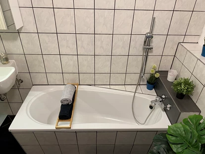 Monteurwohnung - Badezimmer: eigenes Bad - Sachsen - Badezimmer  - Gemütliche Unterkunft 90m² mit 6 Einzelbetten 