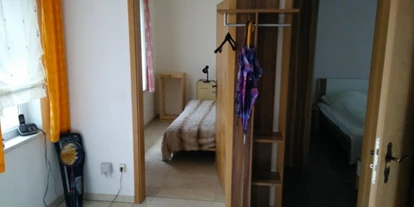 Monteurwohnung - Zimmertyp: Doppelzimmer - Groß Rosenburg - Flur mit Blick auf zwei Schlafzimmer - Monteurbungalow am Felsensee
