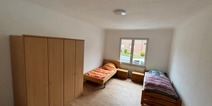 Monteurwohnung - Küche: Gemeinschaftsküche - PLZ 50676 (Deutschland) - Monteurzimmer mit zwei Betten, Schrank und Nachttischen - Monteurzimmer Wesseling