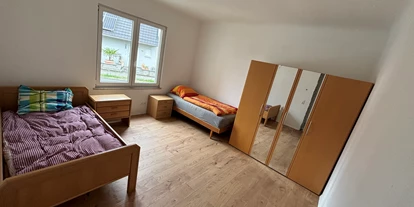 Monteurwohnung - Kühlschrank - Köln - Doppelzimmer mit Schrank  - Monteurzimmer Wesseling