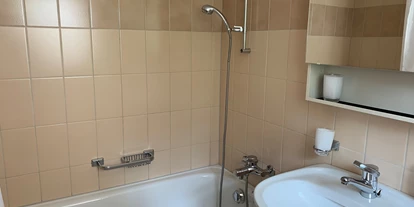 Monteurwohnung - Badezimmer: Gemeinschaftsbad - Klöntal - Badezimmer - Revier Bliili und Spitzer