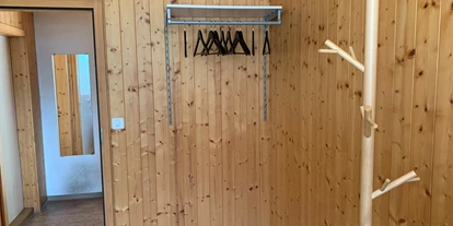 Monteurwohnung - Badezimmer: Gemeinschaftsbad - Klöntal - Garderobe, Stauraum 2 - Revier Bliili und Spitzer