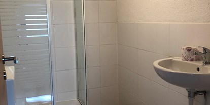 Monteurwohnung - Badezimmer: Gemeinschaftsbad - Röfingen Günzburg - eines der Bäder - alpha-spot - Sontheim an der Brenz