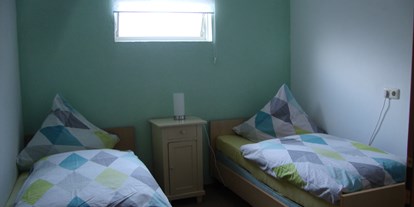Monteurwohnung - Zimmertyp: Mehrbettzimmer - PLZ 84371 (Deutschland) - Grüner Schlafraum mit Schrank und Regal. - Monteurswohnung im Rottal -  daheim, umgeben von Natur