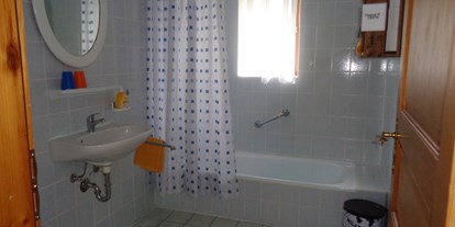 Monteurwohnung - Zimmertyp: Doppelzimmer - PLZ 94424 (Deutschland) - Geräumiges Bad mit Badewanne und Dusche, Handtücher vorhanden - Monteurswohnung im Rottal -  daheim, umgeben von Natur