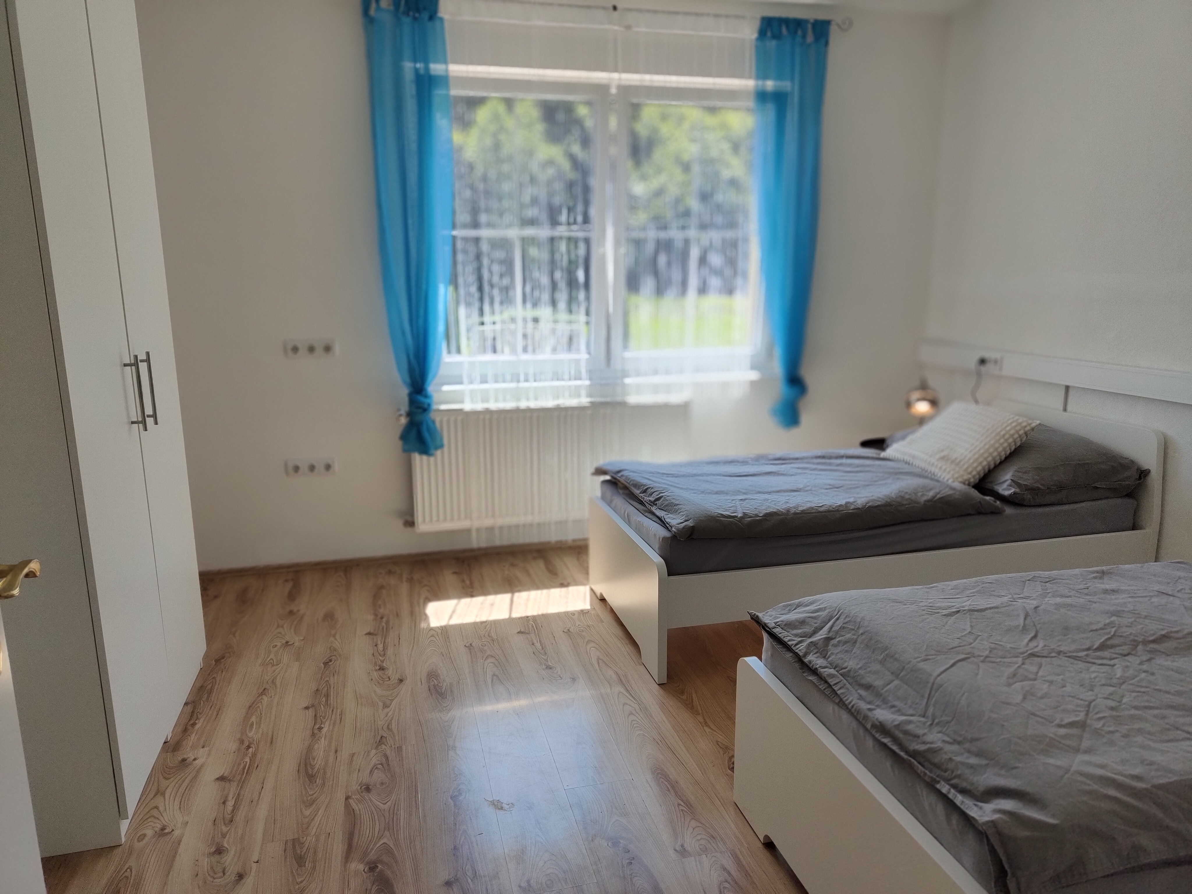 Monteurzimmer - Zwei Einzelbetten mit Schrank - Ferienwohnung Dorfleben, nahe Jennersdorf 